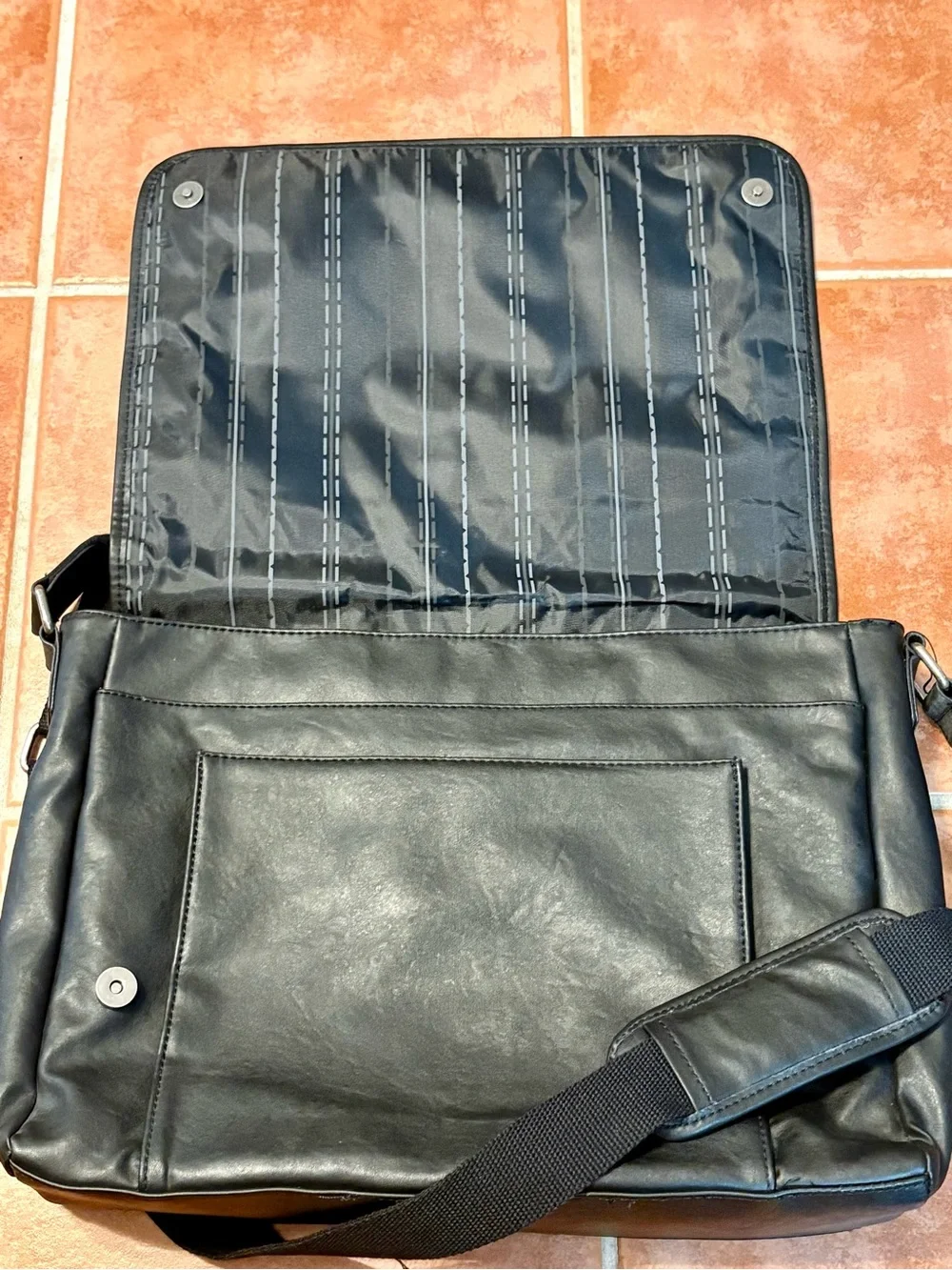 Kenneth Cole Reaction Laptop Computer Case/Bag with Sox Logo Embossed